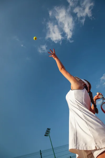 Atracttive tenis žena sloužící — Stock fotografie