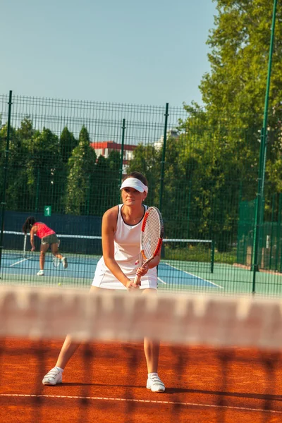 Jugadora de tenis bastante femenina jugando un partido — Foto de Stock