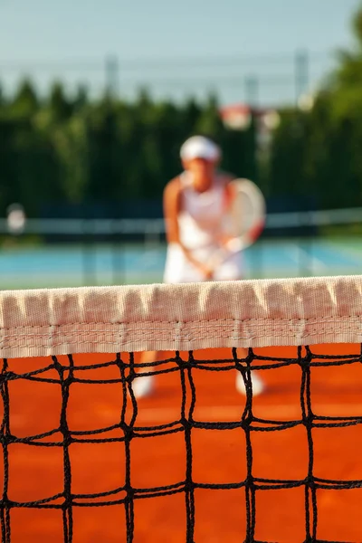 Jogadora de tênis muito feminina jogando um jogo — Fotografia de Stock