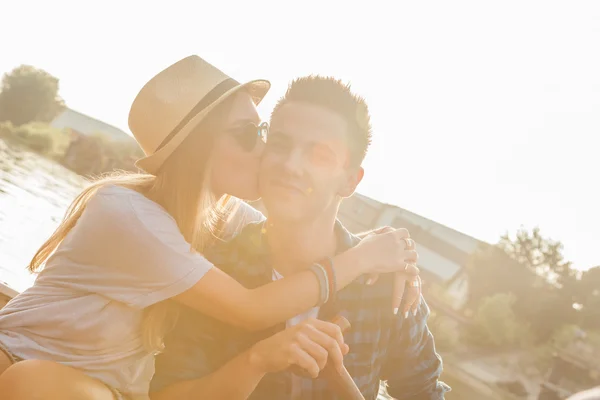 Couple jouissant sur un bateau — Photo