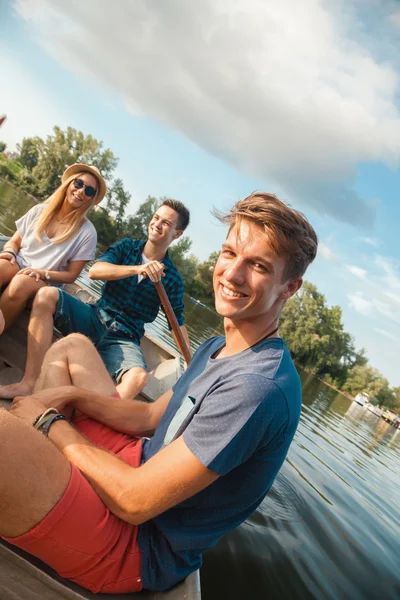 Amici che godono su una barca — Foto Stock