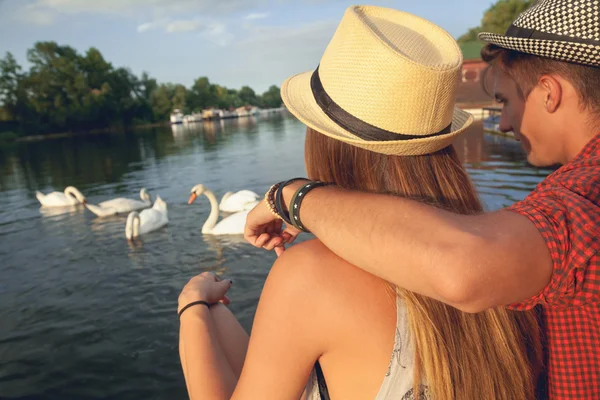 Pareja joven disfrutando cerca del río —  Fotos de Stock