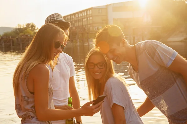 Amici divertirsi vicino al lago — Foto Stock