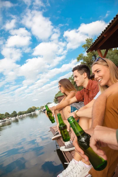 Amici di refrigerazione vicino al lago — Foto Stock