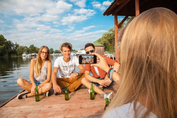 Přátel, poblíž jezera brát fotografie — Stock fotografie