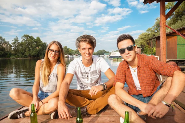 Amici di refrigerazione vicino al lago — Foto Stock