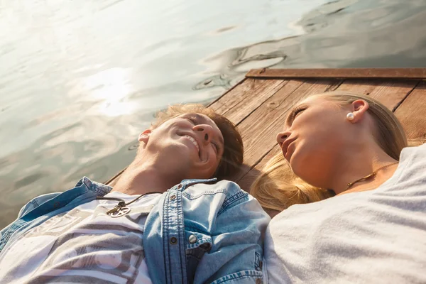 Pareja disfrutando cerca de río —  Fotos de Stock