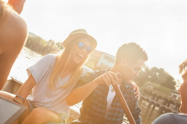 Amigos disfrutando en un barco —  Fotos de Stock