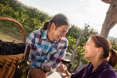 güzel çift şarap içme