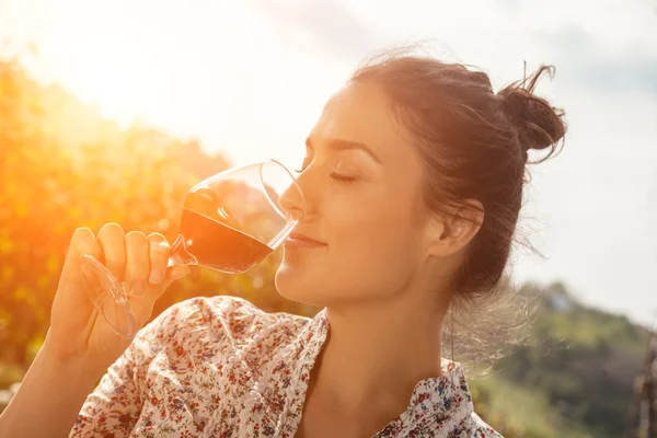 Jovem mulher bebendo vinho — Fotografia de Stock