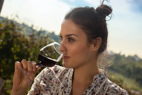 Mladá žena pije víno — Stock fotografie