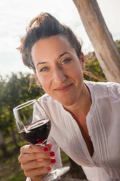 Mladá žena pije víno — Stock fotografie