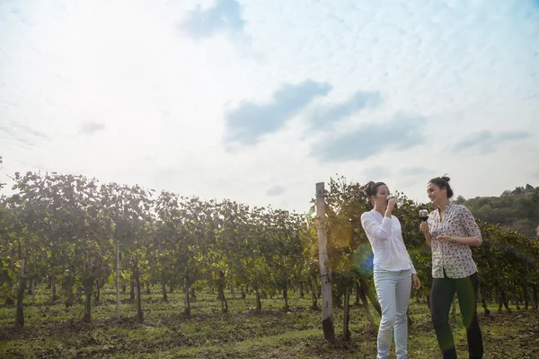 Två unga kvinnor dricker vin — Stockfoto