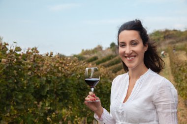 Şarap içen genç bayan.