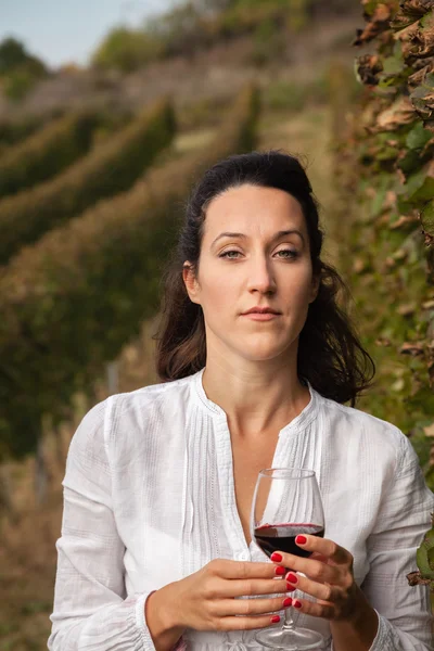 Žena pije víno — Stock fotografie