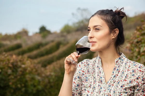 Junge Frau trinkt Wein — Stockfoto