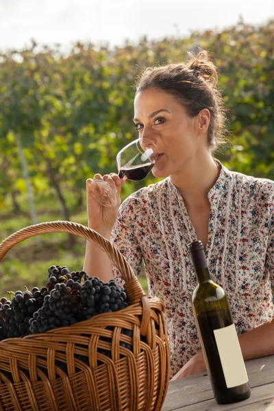 Vino de beber femenino — Foto de Stock