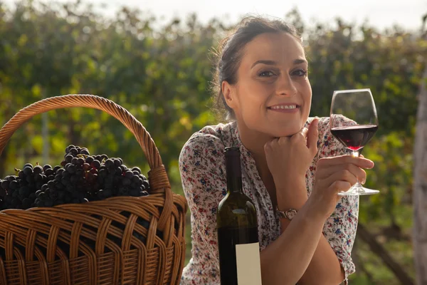 Mujer disfrutando en el viñedo — Foto de Stock