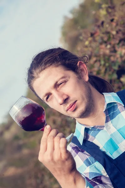 Ung man smaka vin — Stockfoto