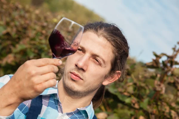 Junger Mann verkostet Wein — Stockfoto