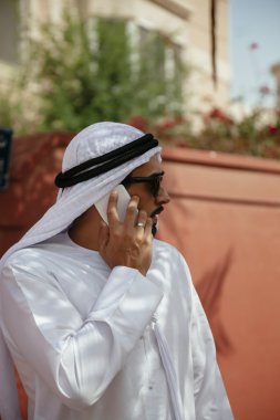 Arap erkek akıllı telefon açık havada kullanma