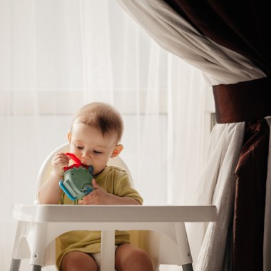 onun oyuncakla oynamak erkek bebek