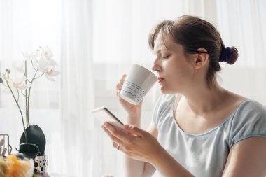 kadının evde ilk sabah kahve