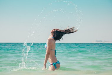 Kumsaldaki genç kadın.