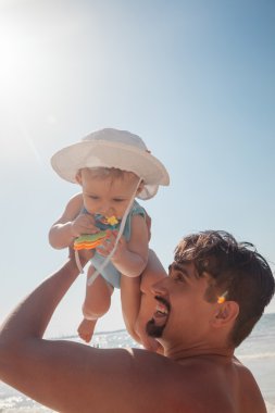 Baba ve bebek plajda