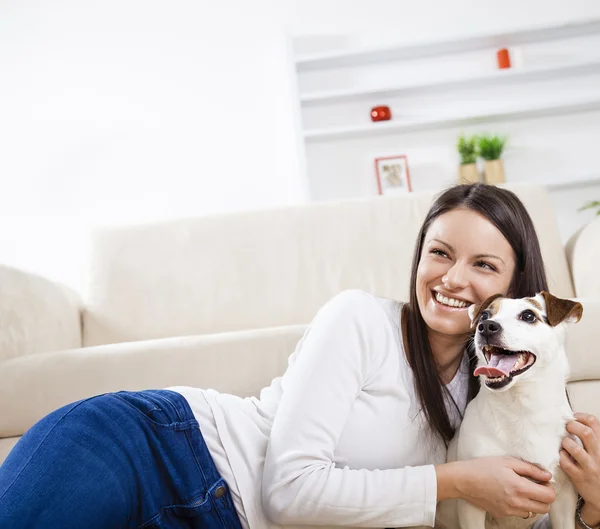 Jovem mulher com seu cão — Fotografia de Stock