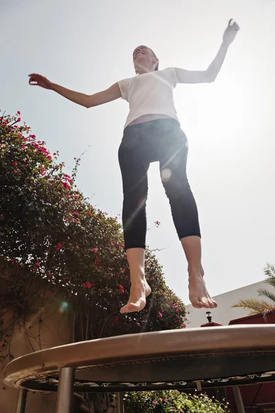 Fêmea em trampolim — Fotografia de Stock