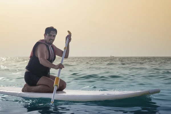 Jovem paddleboarding — Fotografia de Stock