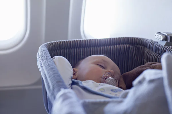 Junge schläft im Flugzeug — Stockfoto