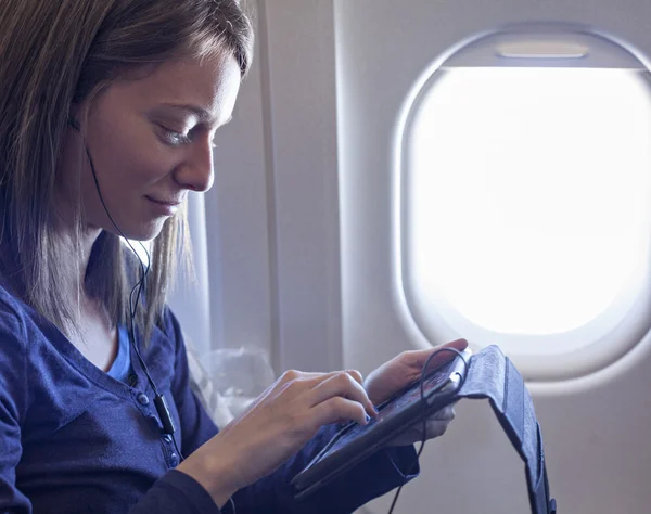 Passager d'avion dans l'avion utilisant la tablette — Photo