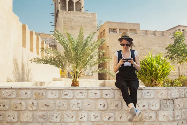 Junge Touristin macht bei Besichtigungen Rast — Stockfoto