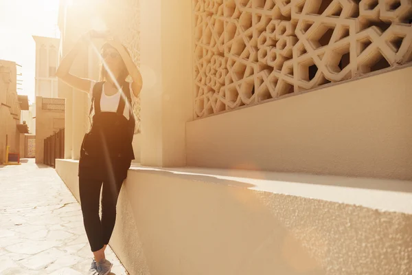 Jonge toeristische vrouw nemen van foto's van leeuwen in deira — Stockfoto