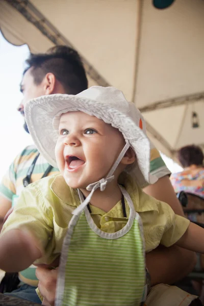 Père et son bébé garçon apprécient de passer du temps ensemble — Photo