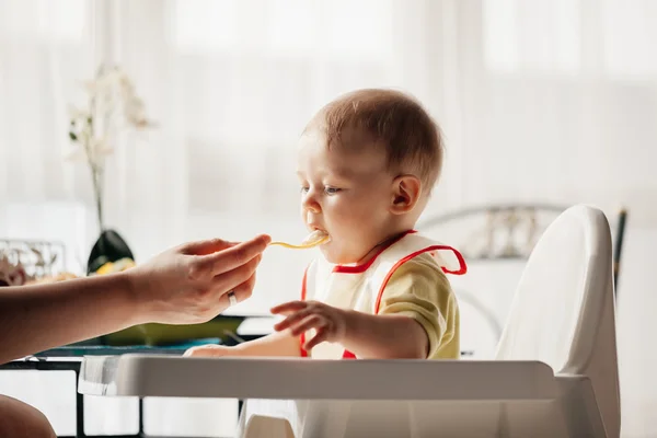 Moeder voeding babyjongen — Stockfoto