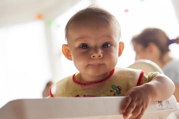 Menino faminto — Fotografia de Stock