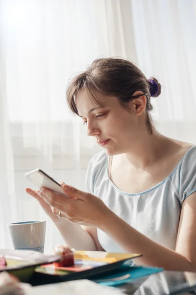 Femme appréciant le matin à la maison — Photo