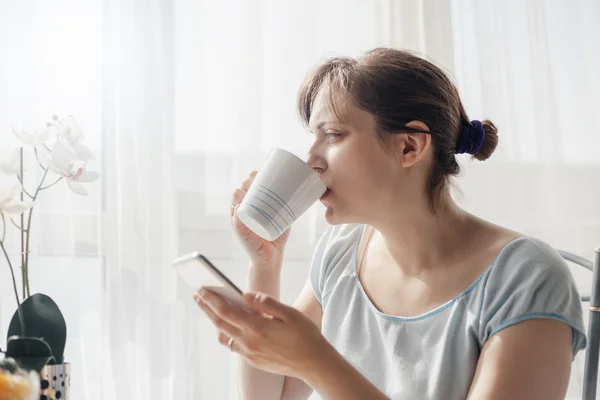 Kvinnan njuter första morgon kaffe hemma — Stockfoto