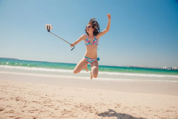 Mulher alegre tomando selfie no mar — Fotografia de Stock