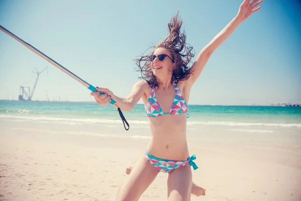 Mulher alegre tomando selfie no mar — Fotografia de Stock