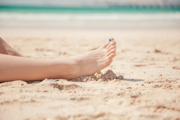 Close Up Of Women's Legs On The Beach — Φωτογραφία Αρχείου