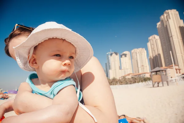 Mamma och Baby Boy på Jbr stranden — Stockfoto