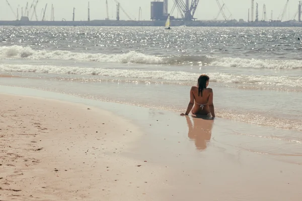 Mujer joven disfrutando de la vista en el océano — Foto de Stock