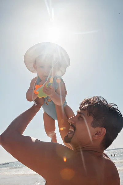 Père et bébé garçon à la plage — Photo