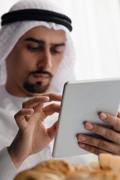 Arabe masculin utilisant la tablette pendant le petit déjeuner — Photo