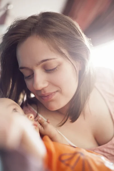 Juste réveillé bébé garçon maman dans le lit — Photo