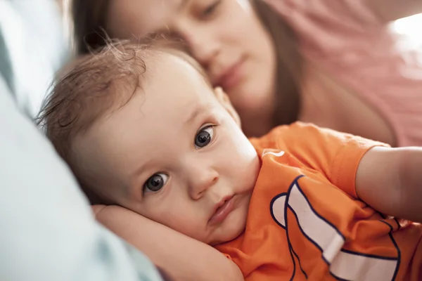 Despierta bebé niño mamá en la cama —  Fotos de Stock